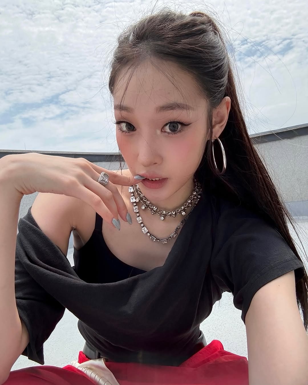 올데프 애니가 착용한 보테가 베네타 쥬얼리